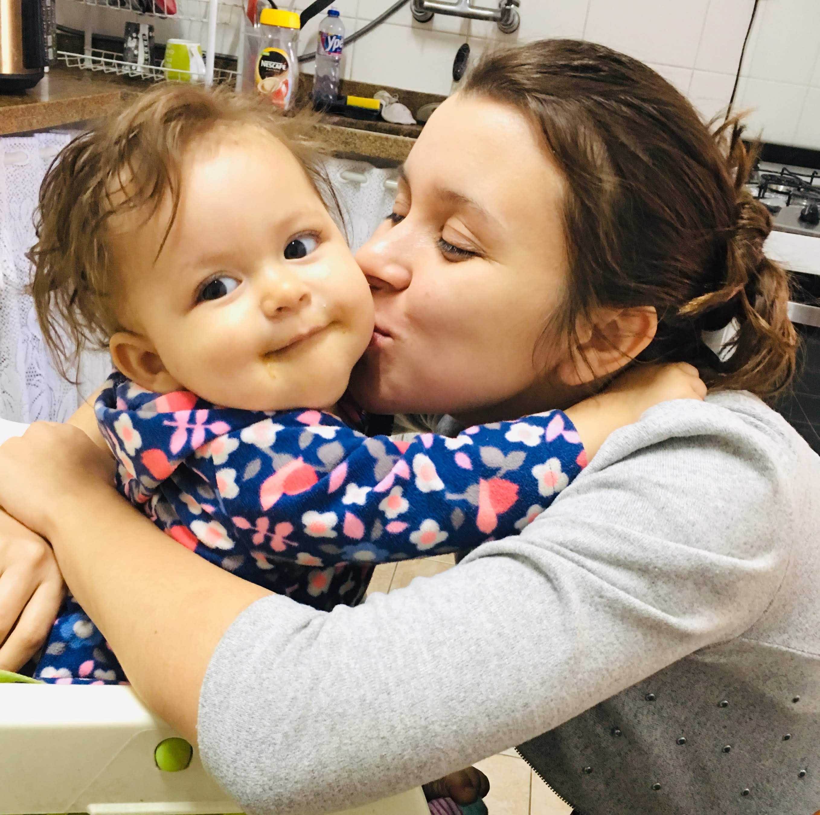 Noemi e Talita abraçadas