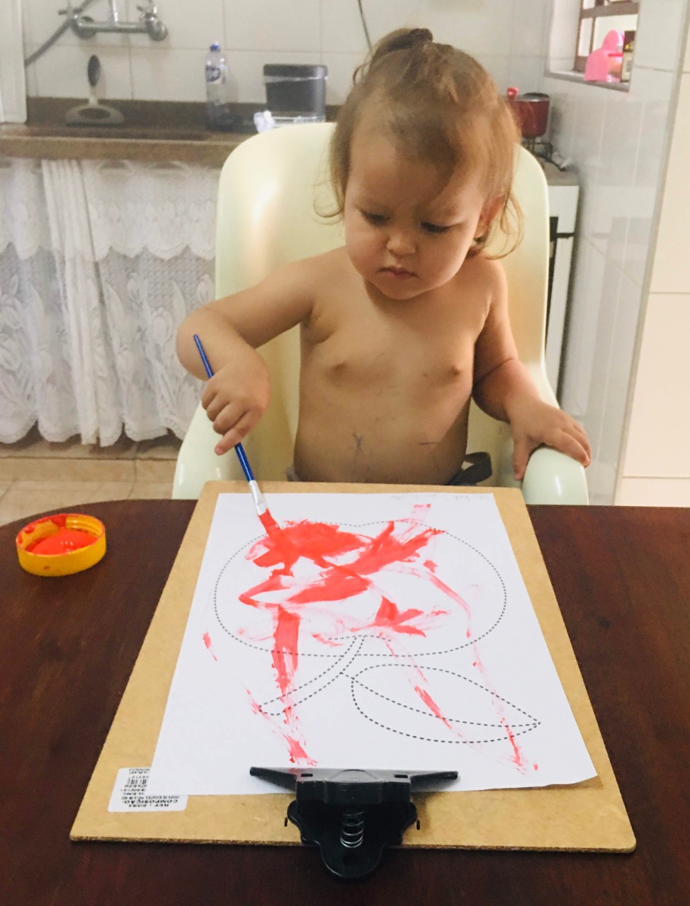 Noemi pintando