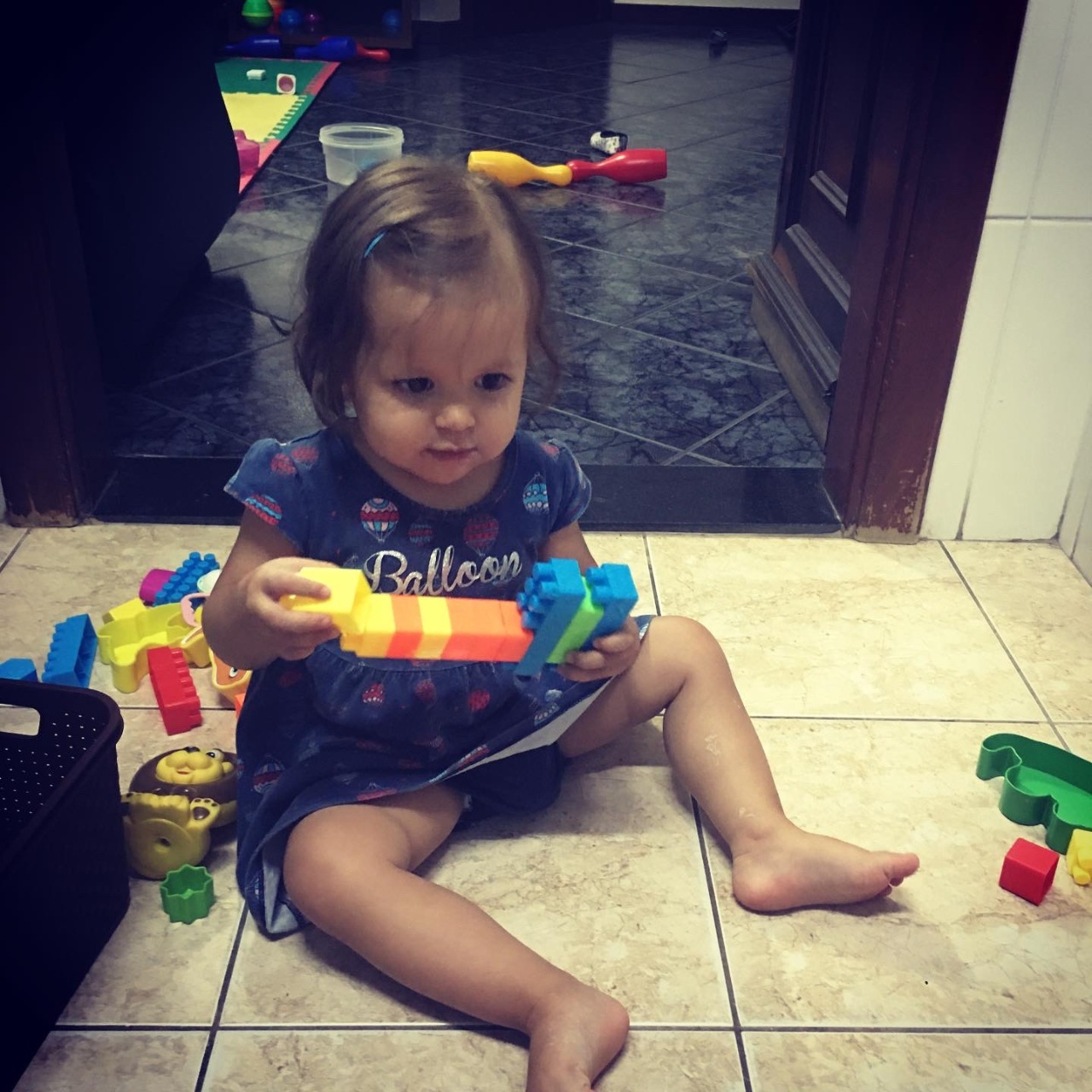 Noemi encaixando peças de lego