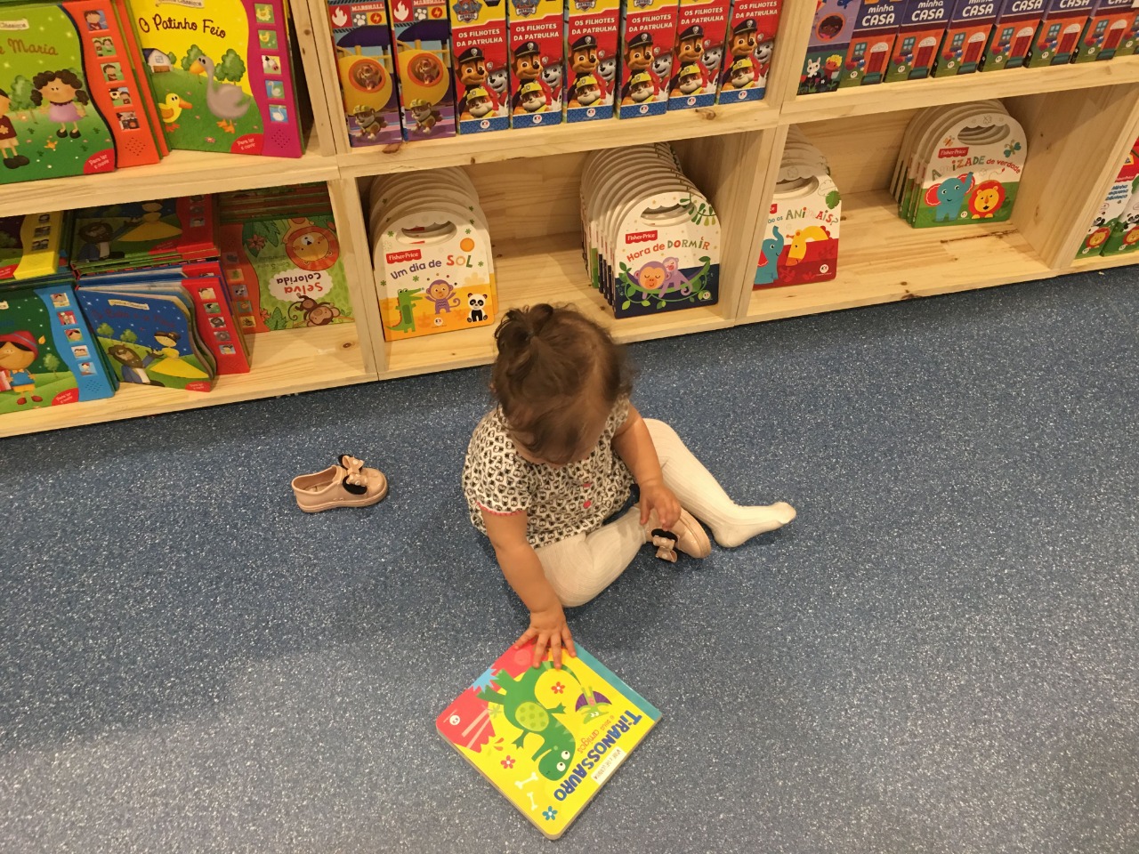 Noemi lendo na livraria