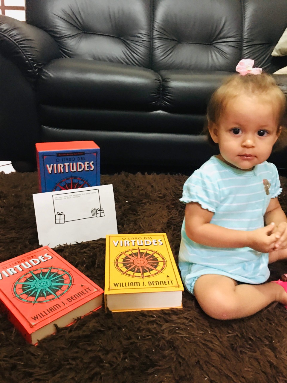 Noemi com os livros das virtudes